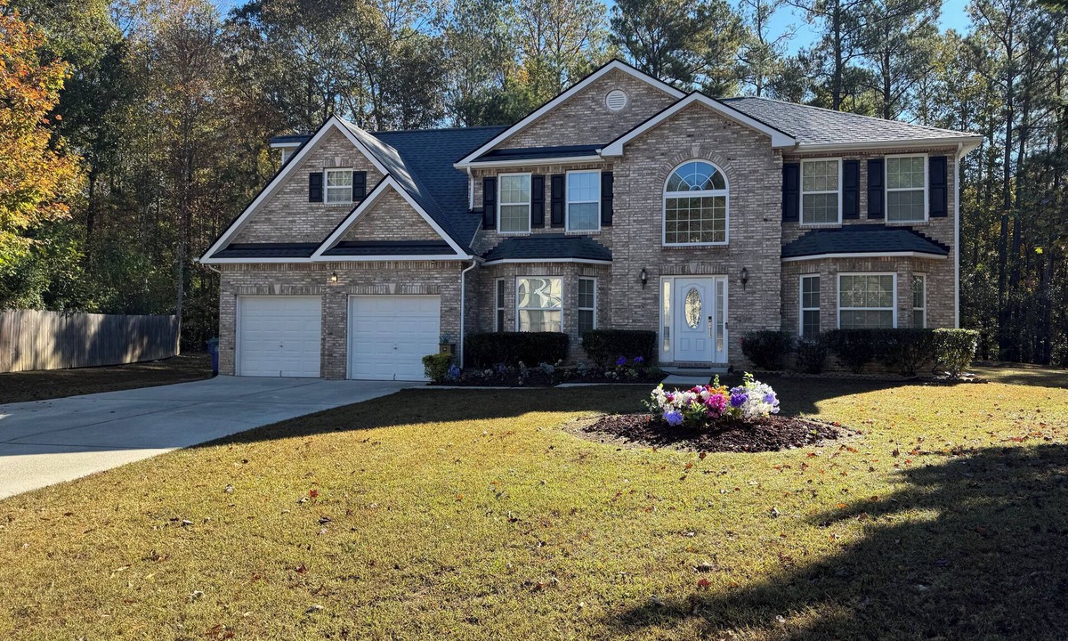 Cliftondale House | Special Introductory Price: 5 Bedroom Home. Safe, Great location & Amenities,