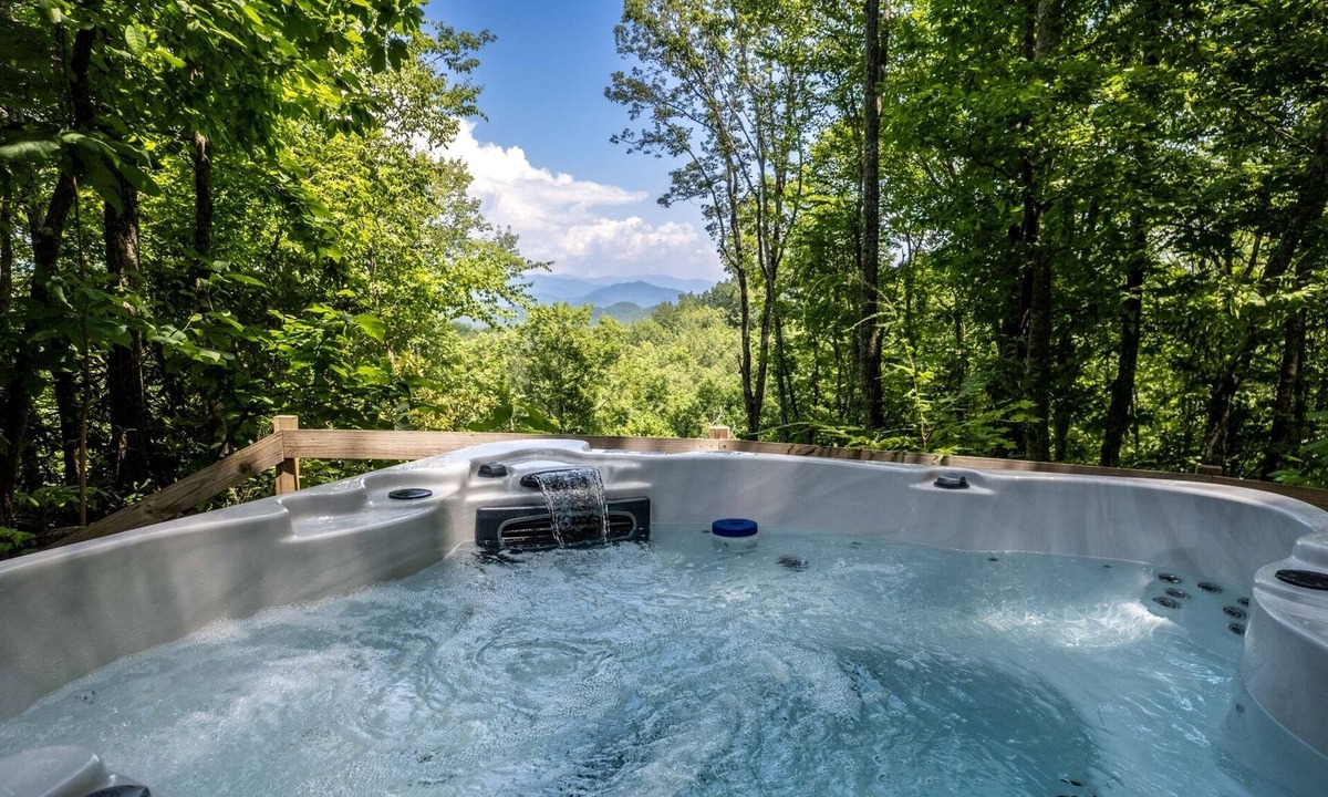 Bryson City Cabin | SPECIAL *January 20% off* Hot Tub & Mountain views