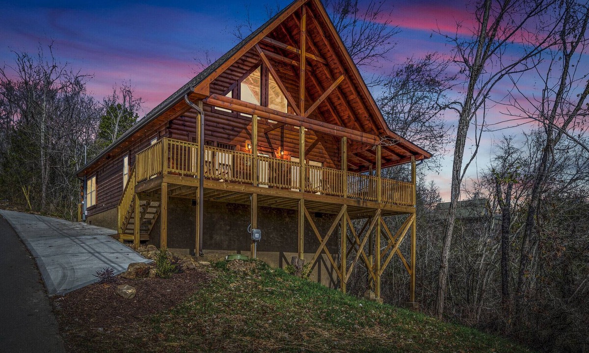 Sevierville Cabin | Spring Deals with March, April, & May Dates Smoky Mtn Cabin: Game Room/Hot Tub