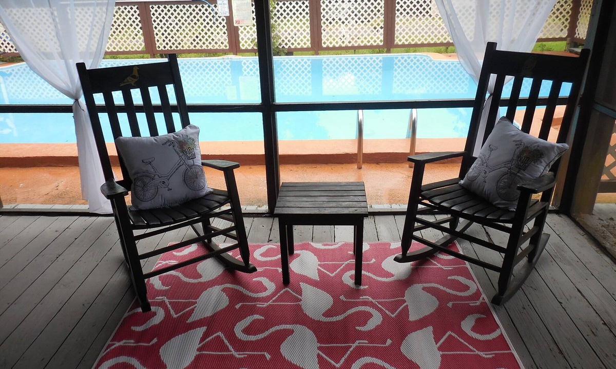 Elkton House | St. Augustine 4 bed/2 bath sleeps 8, pool. Great for families and nature lovers.