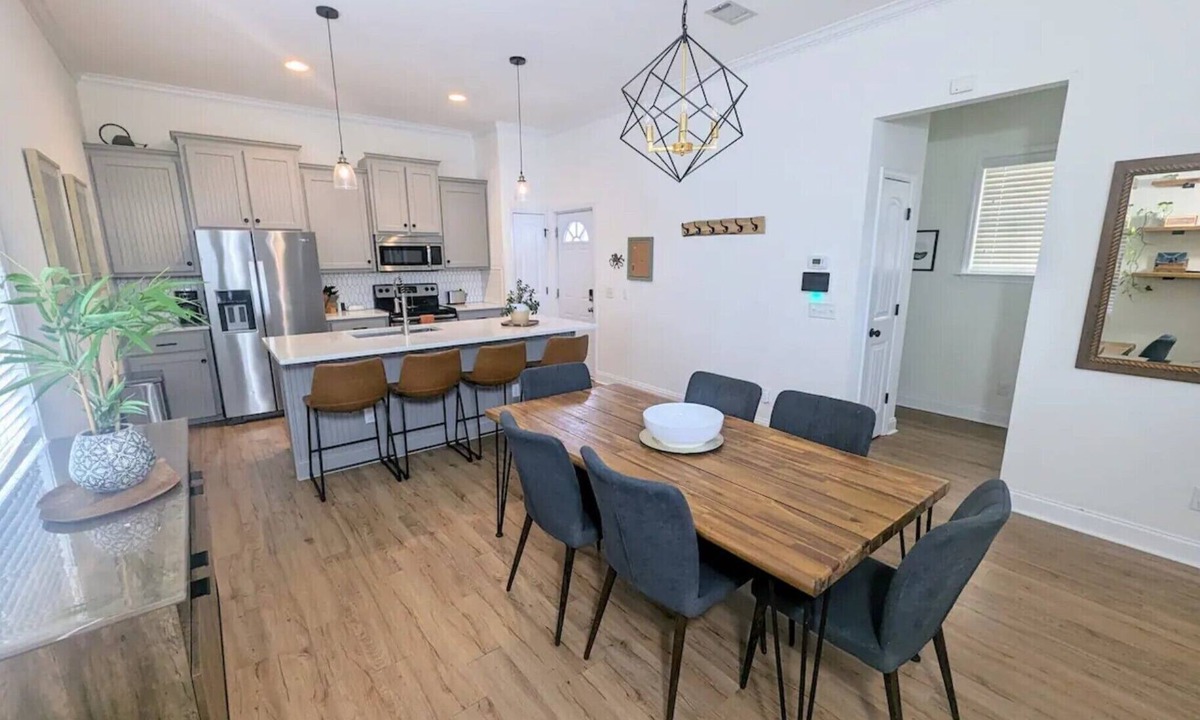 Thomas Square House | Starland Dreamer *Walk to bars & restaurants*