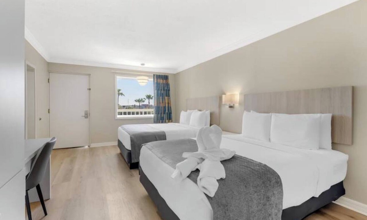 Florida Center Hotel | Stay Close to the Magic, Away from the Crowds l Breakfast & Pool