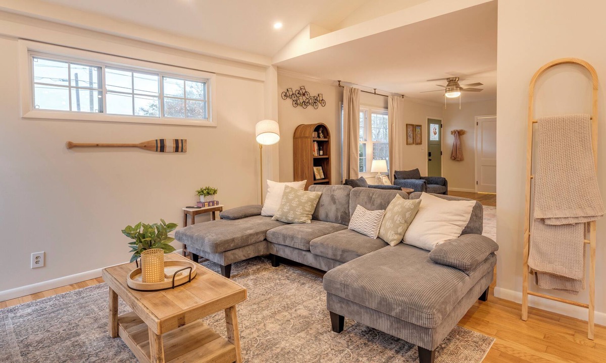 Travelers Rest House | Steps to Main St & Tandem Creperie, Downtown TR Stay