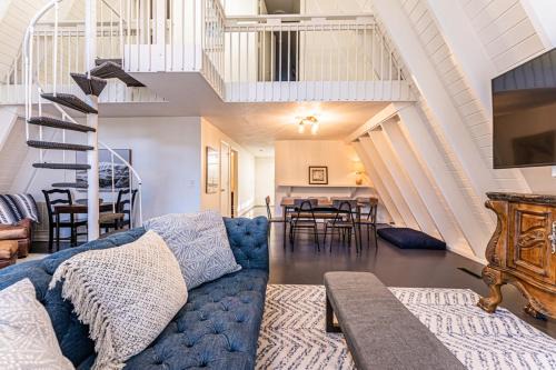 North Forest Beach House | Steps to the Beach! 3rd Row Ocean Surfers Bungalow PET FRIENDLY 3 Bedroom 2 Bathroom