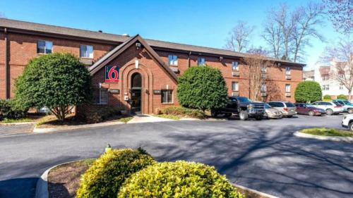 Executive Park Hotel | Studio 6 Suites Charlotte, NC - Tyvola Rd Executive Park