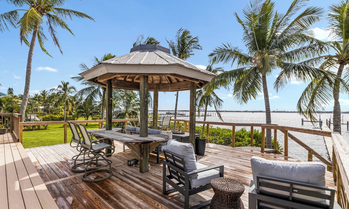 Rio House | Stunning 3 bedroom, 2.5 bathroom waterfront/dockside home