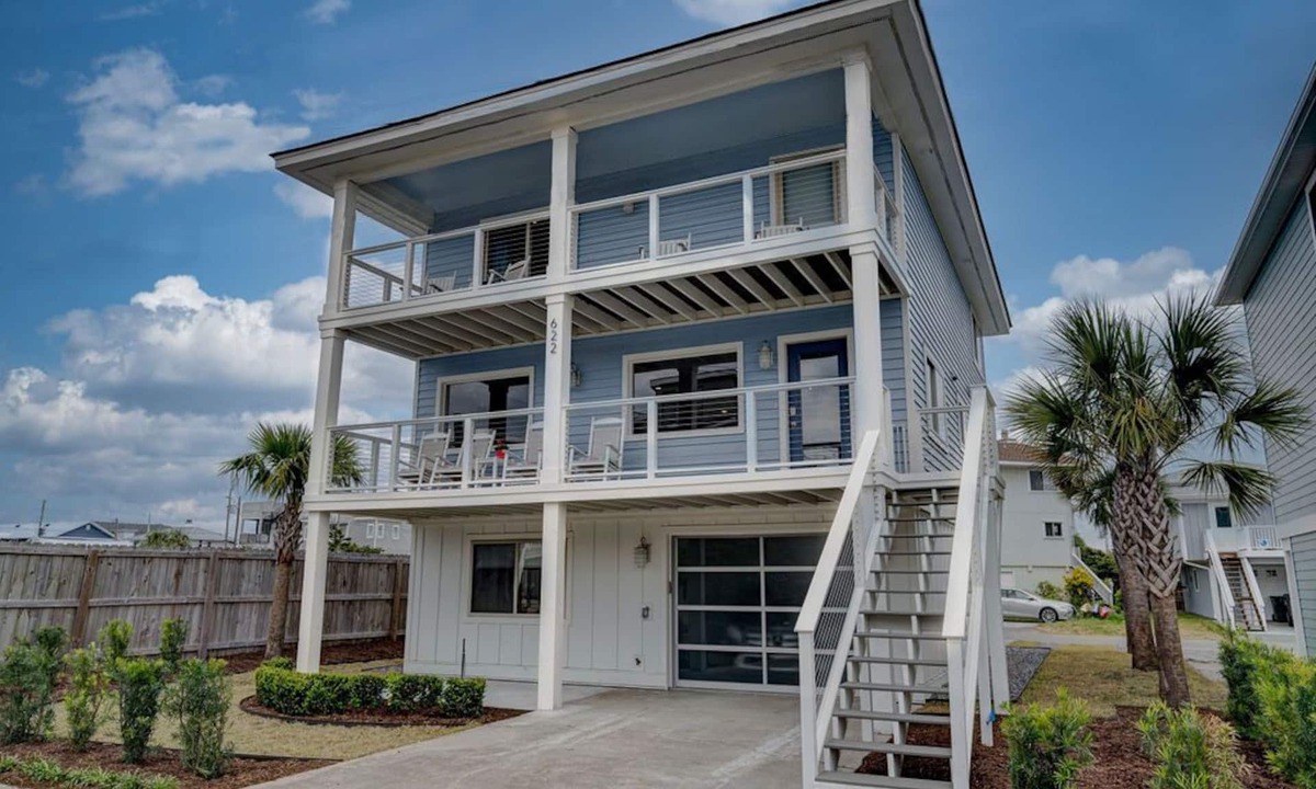 South End House | Stunning 4BR Home/2nd Row/Ocean Views + Parking for 5 vehicles