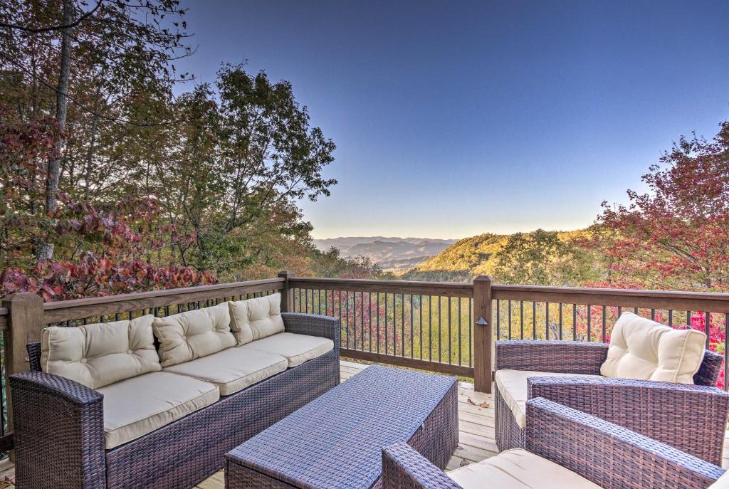 Brevard House | Stunning Blue Ridge Mtn Views! Brevard Chalet
