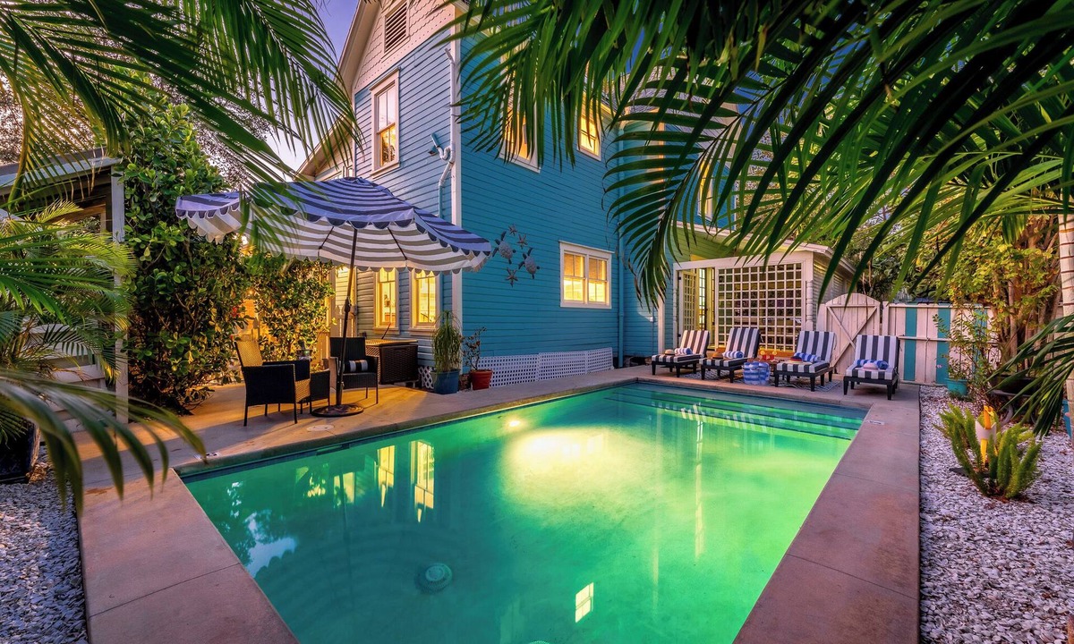 Bradenton House | Stunning Historic home, pool, grill , bar, 15 mins to AMI.