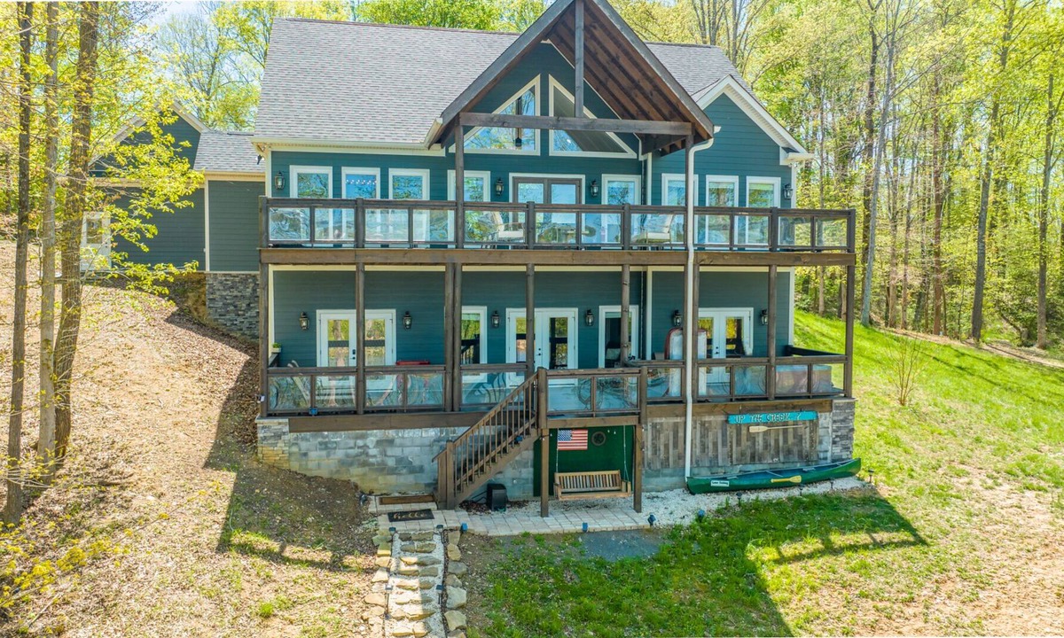 Sevierville House | STUNNING RIVER VIEWS + GAME ROOM + THEATER ROOM + FIRE PIT + HOT TUB