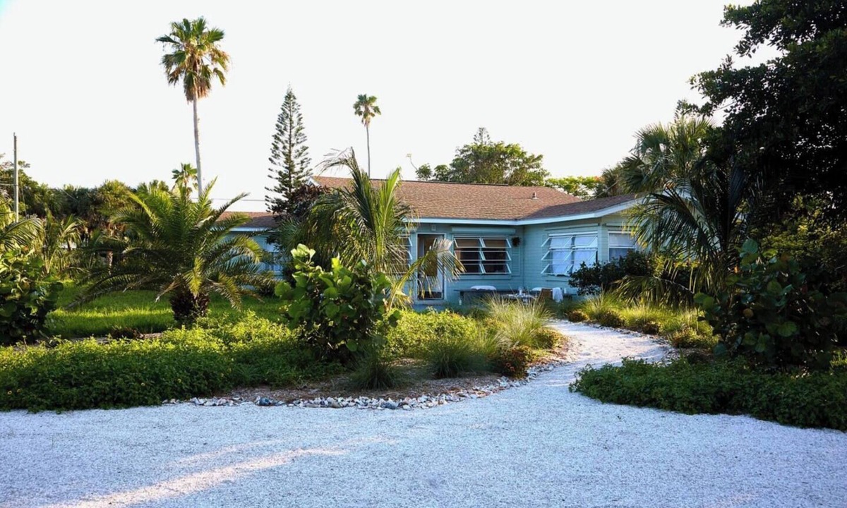 Beau Jeans Of Melbourne Beach House | Stylish, and relaxing in a charming neighbourhood with a secluded local beach.
