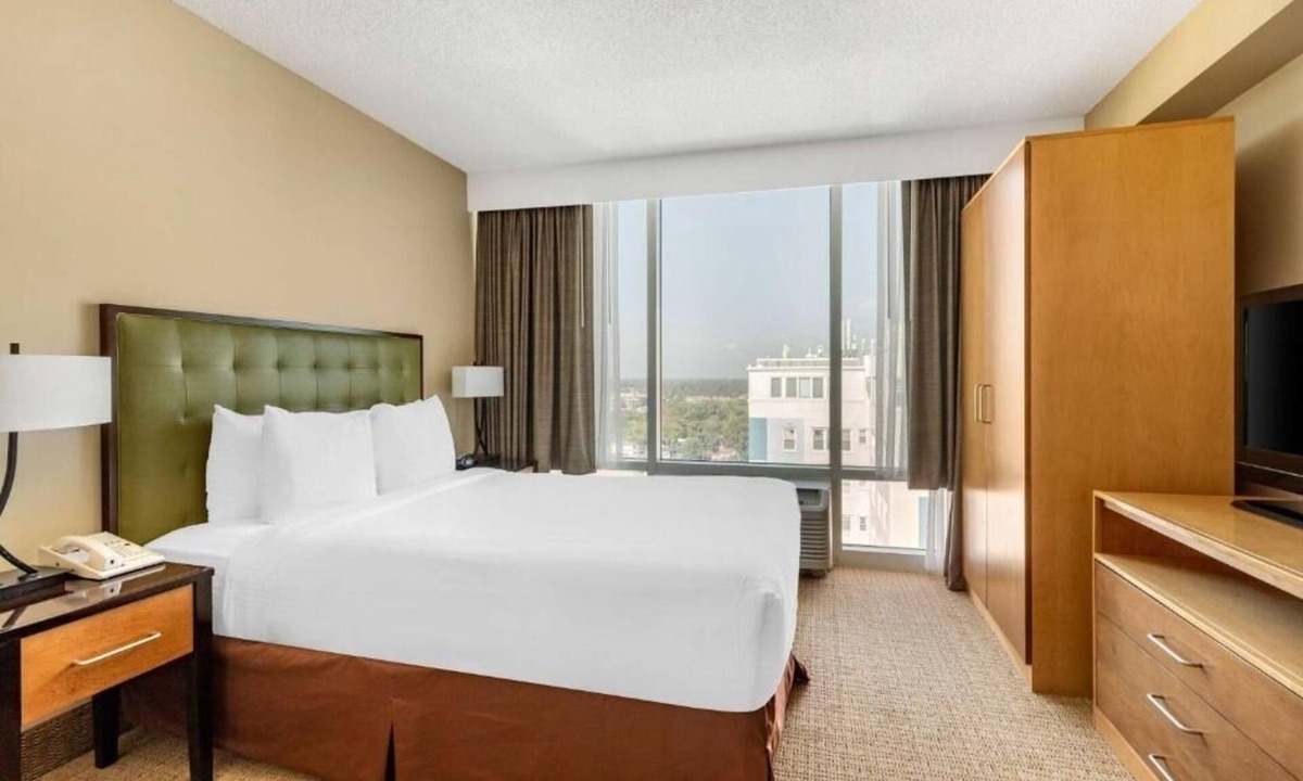 Northeast Virginia Beach Hotel | Stylish Beach Retreat Steps to Neptune’s Park