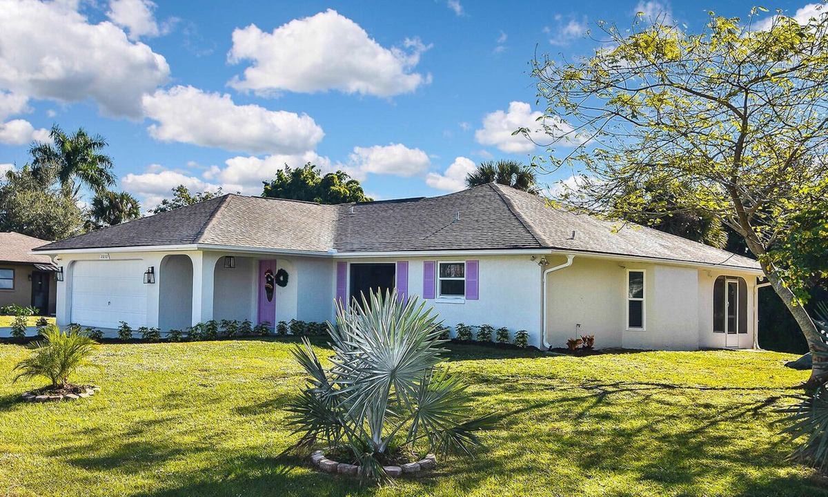 Punta Gorda House | Stylish Canal Home with King Bed and Lanai and Fishing dock