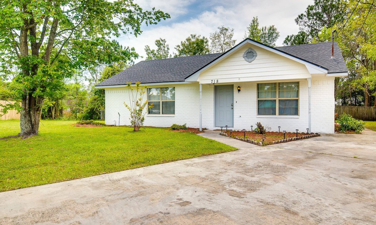 Hinesville House | Stylish Family Friendly Bungalow, Tvs, Royal Beds