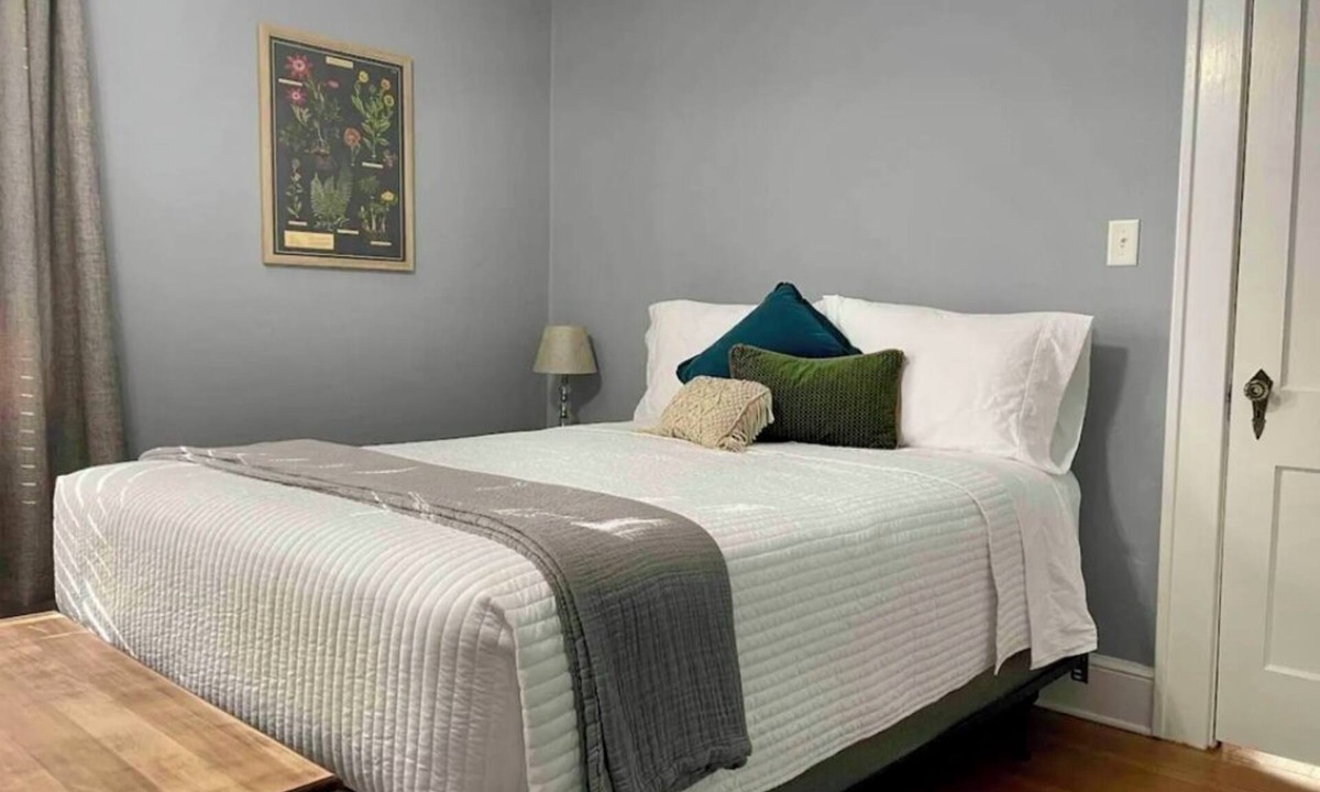 Commerce House | Stylish Family Home: Walk to Downtown Commerce 10 guests: 5BR/4BA