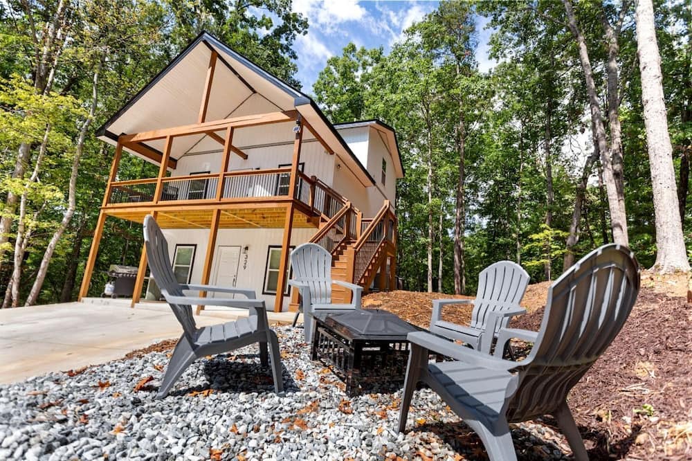 Westminster Cabin | Stylish Lakehouse with Black-and-White Modern Design near Lake Hartwell, Clemson SC