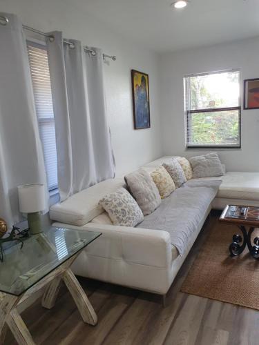 Central Oakland Park Apartment | Stylish One-bedroom apartment and beautiful Garden!