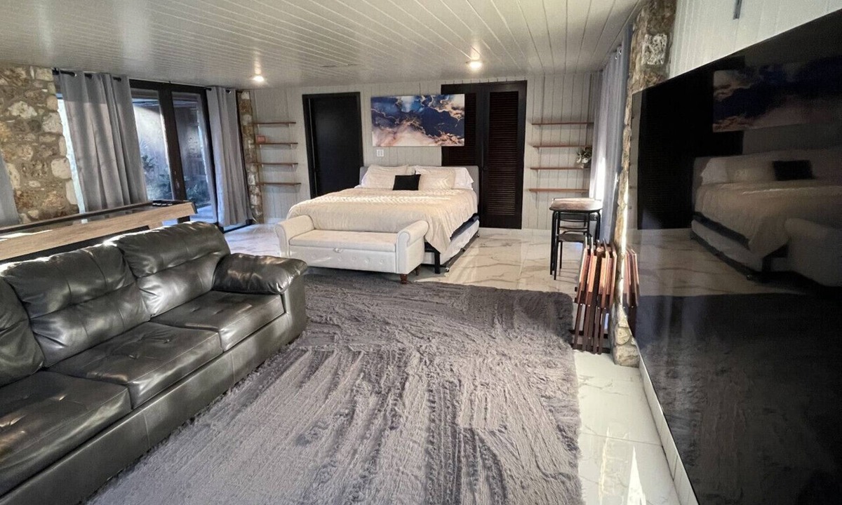 Lake Wales Apartment | Stylish Retreat/86`TV/King Bed/Spa Shower/Shuffleboard/Near the Lake