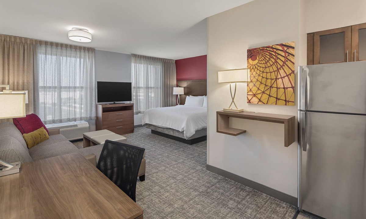 Florence Apartment | Suite with Roll-in Shower | Free Wi-Fi, Free Breakfast + Outdoor Pool