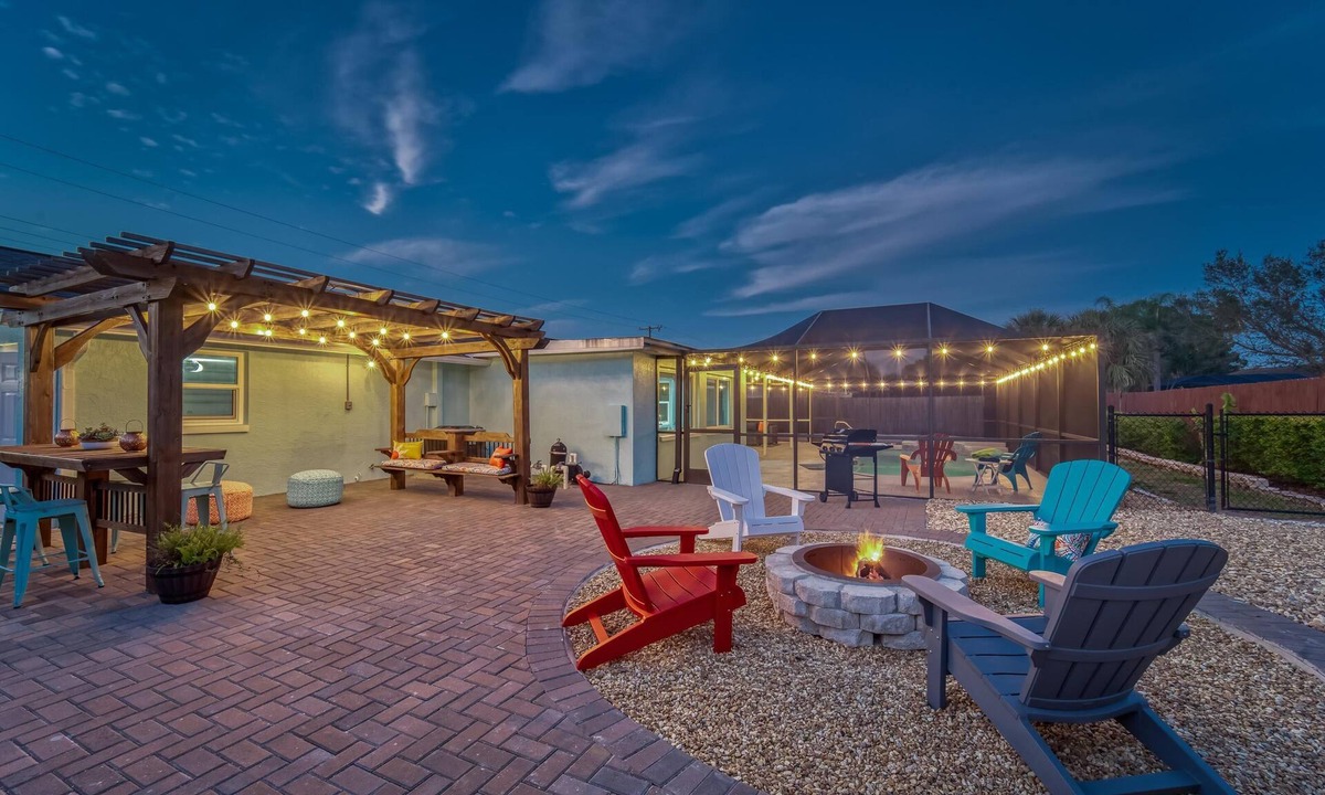 Apollo Beach House | Summer Gem -Free heated Pool -3B-2BR King-Q-2Twin-SB -patio-cozy fire pit-bbq