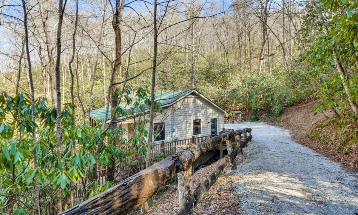 Topton Cabin | Summer is full of Hiking, white water rafting! Close to Nantahala Wedding Venue!