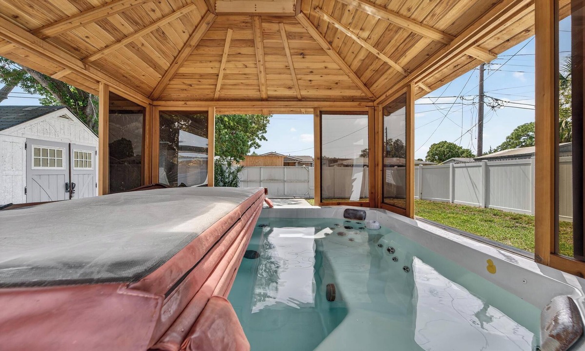 Fossil Park House | Sun-Filled Escape with Large Private Hot Tub