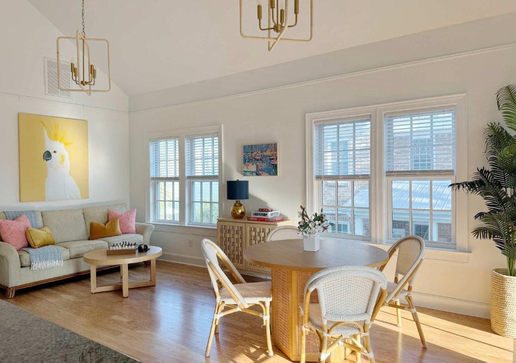 Dixon Park Apartment | Sunny & Playful Carriage House in Downtown Savannah Stay Here and Walk Everywhere