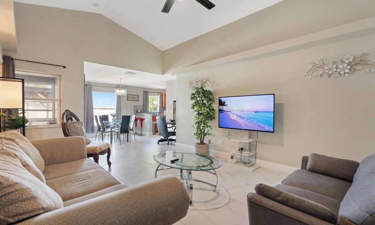 Pinellas Park House | Sunny Stay Near St. Pete Beaches
