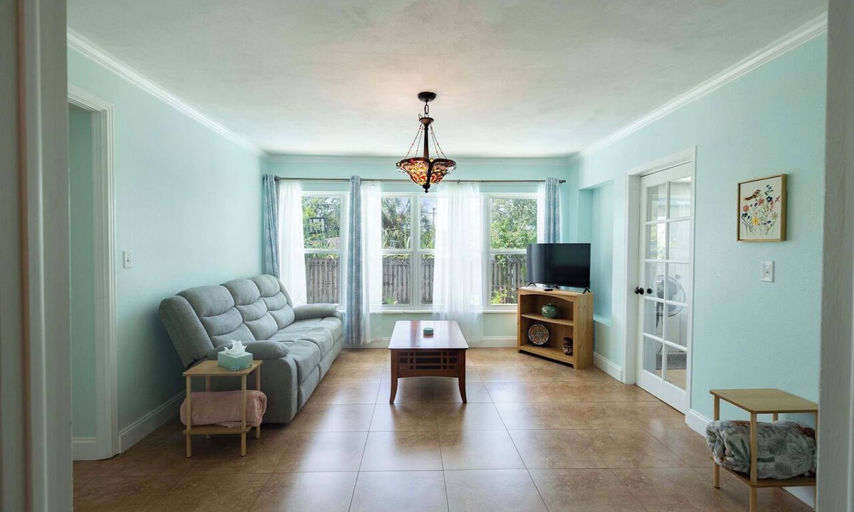 Temple Terrace House | Sunny Terrace Escape - Near USF & Busch Gardens