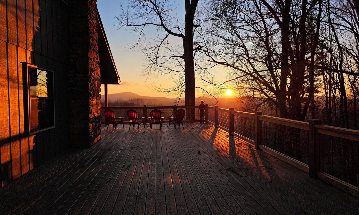 Hamburg Cabin | Sunrise Cabin near Cashiers with stunning mountain top views and hot tub!