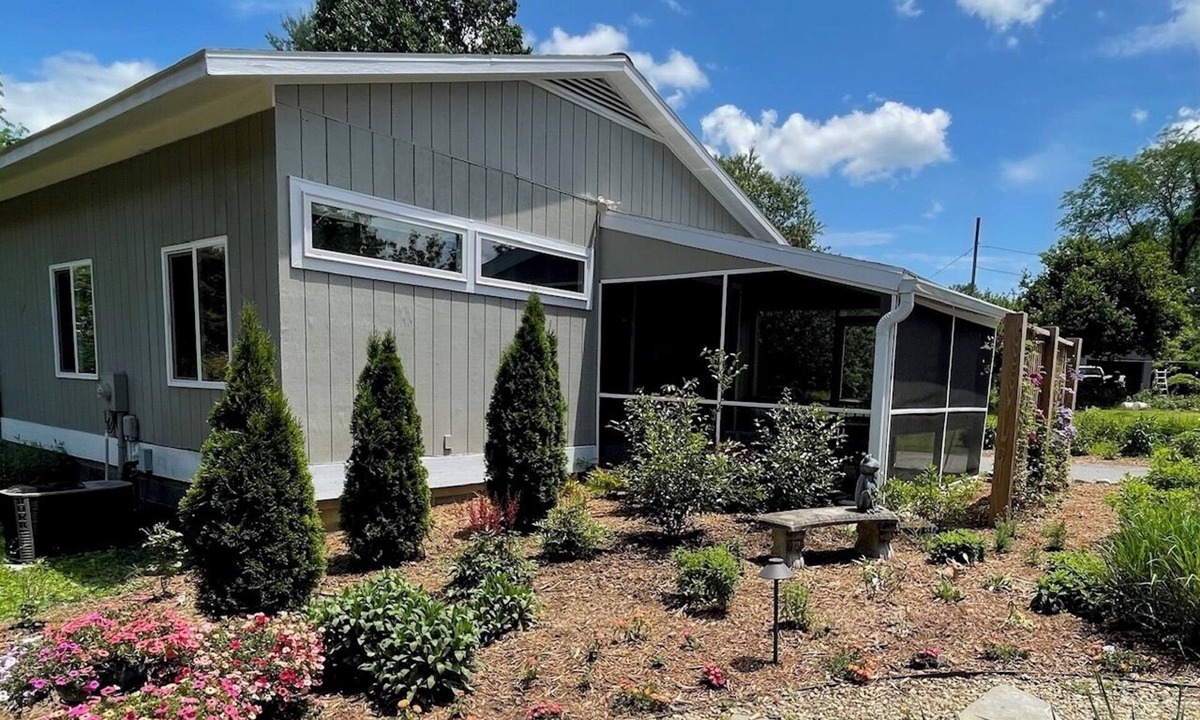 Brevard Cottage | Sunset Cottage Blocks from Downtown