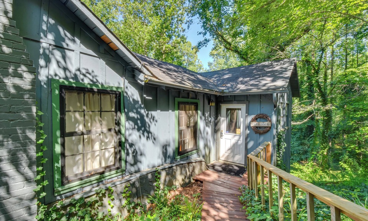Rocky Bottom Cottage | Sunset Rental Cottage Near Table Rock State Park!