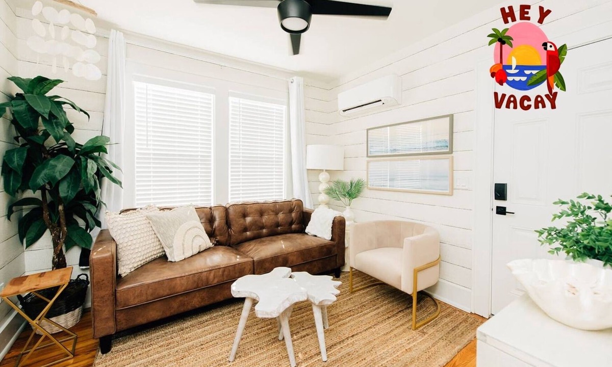 Historic Uptown Apartment | Sunshine and Palms - 1BR Tropical Retreat in Downtown Saint Petersburg