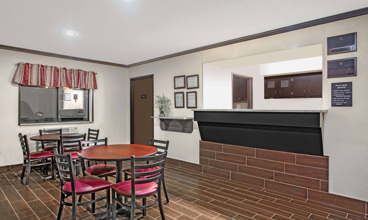 Douglas Hotel | Super 8 by Wyndham Douglas