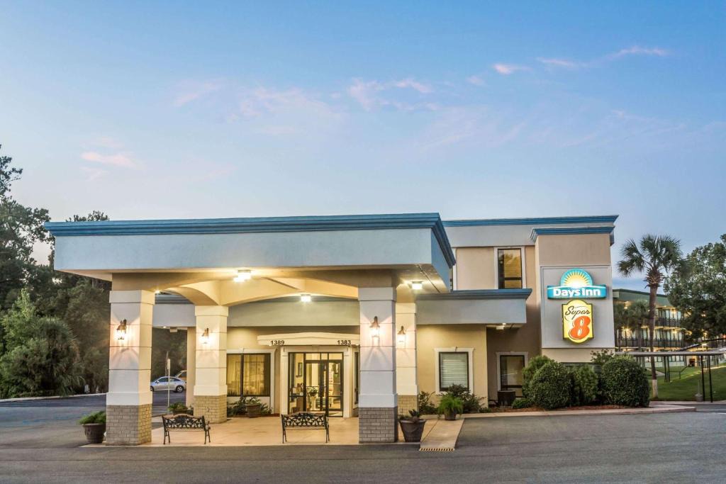 Valdosta Hotel | Super 8 by Wyndham Valdosta Mall