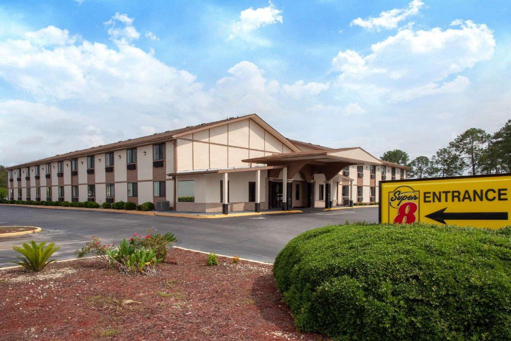 Waycross Hotel | Super 8 by Wyndham Waycross GA