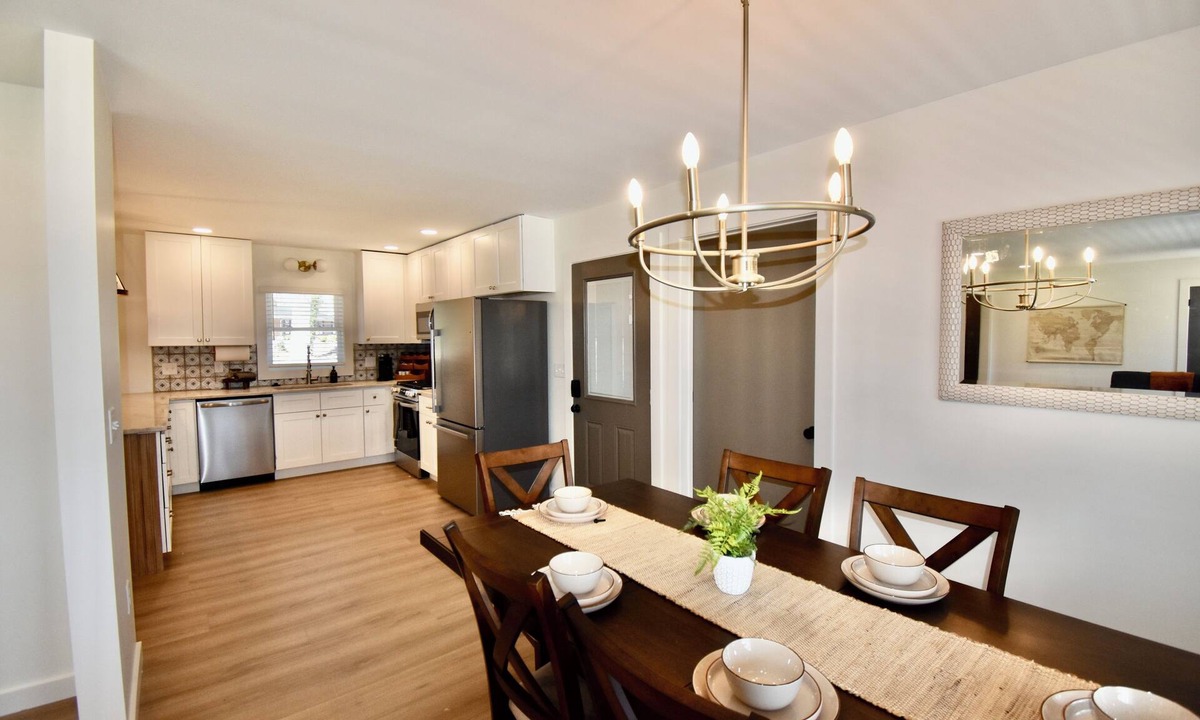 Taylors House | Taylors - 4BR home King Beds HI Speed WIFI Newly remodeled Open Floorplan