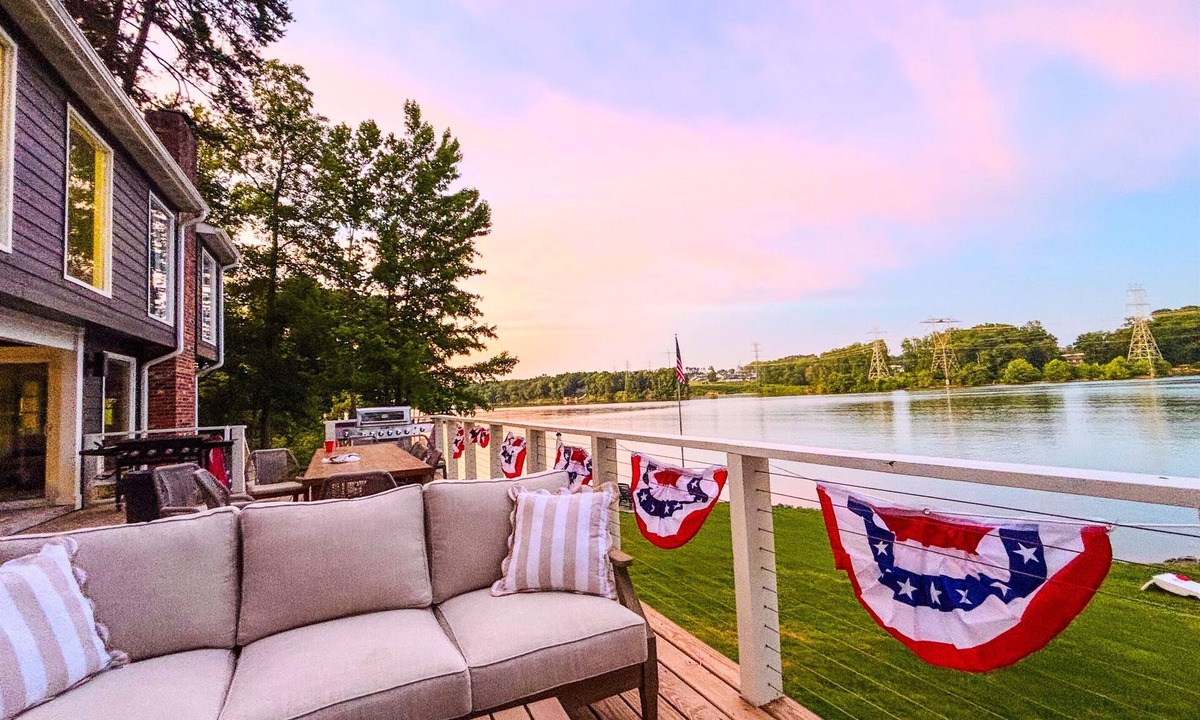 South Belmont House | The Belmont Lake Retreat -Sleeps 14!