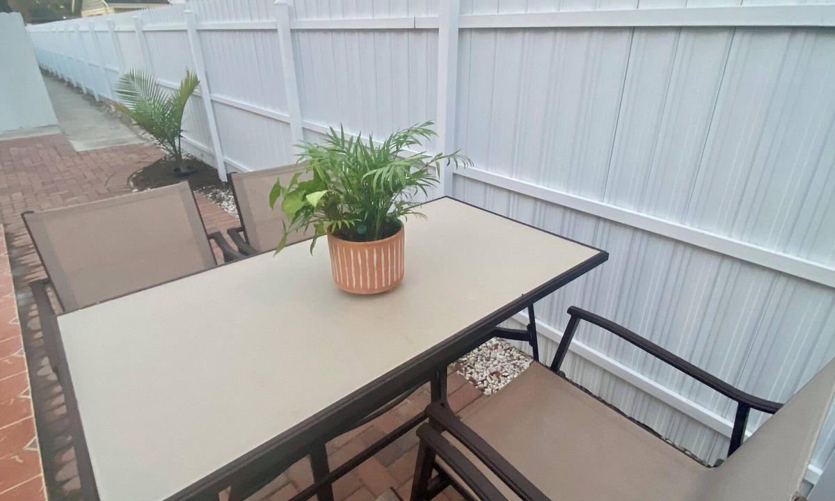 Bearss Plaza Cottage | The Cozy Corner, A happy place - 2 min from 275 & I-4, & 4 min from Bush Gardens