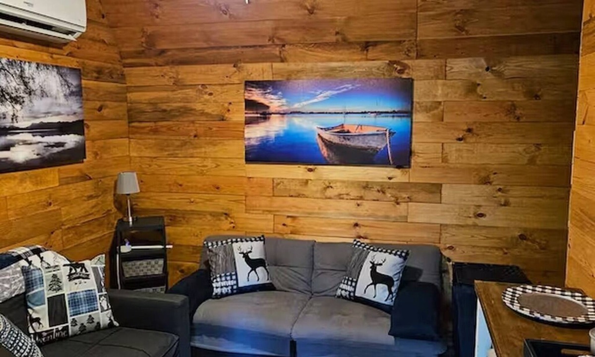 Townville Cabin | The Cozy Cove Cabin, in Townville, on Lake Hartwell.