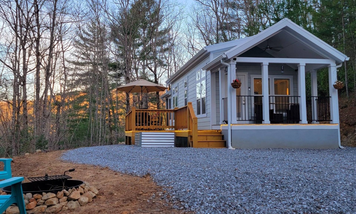 Robbinsville Cabin | The Dragonfly-Pet Friendly - Electric Fireplace- Wifi