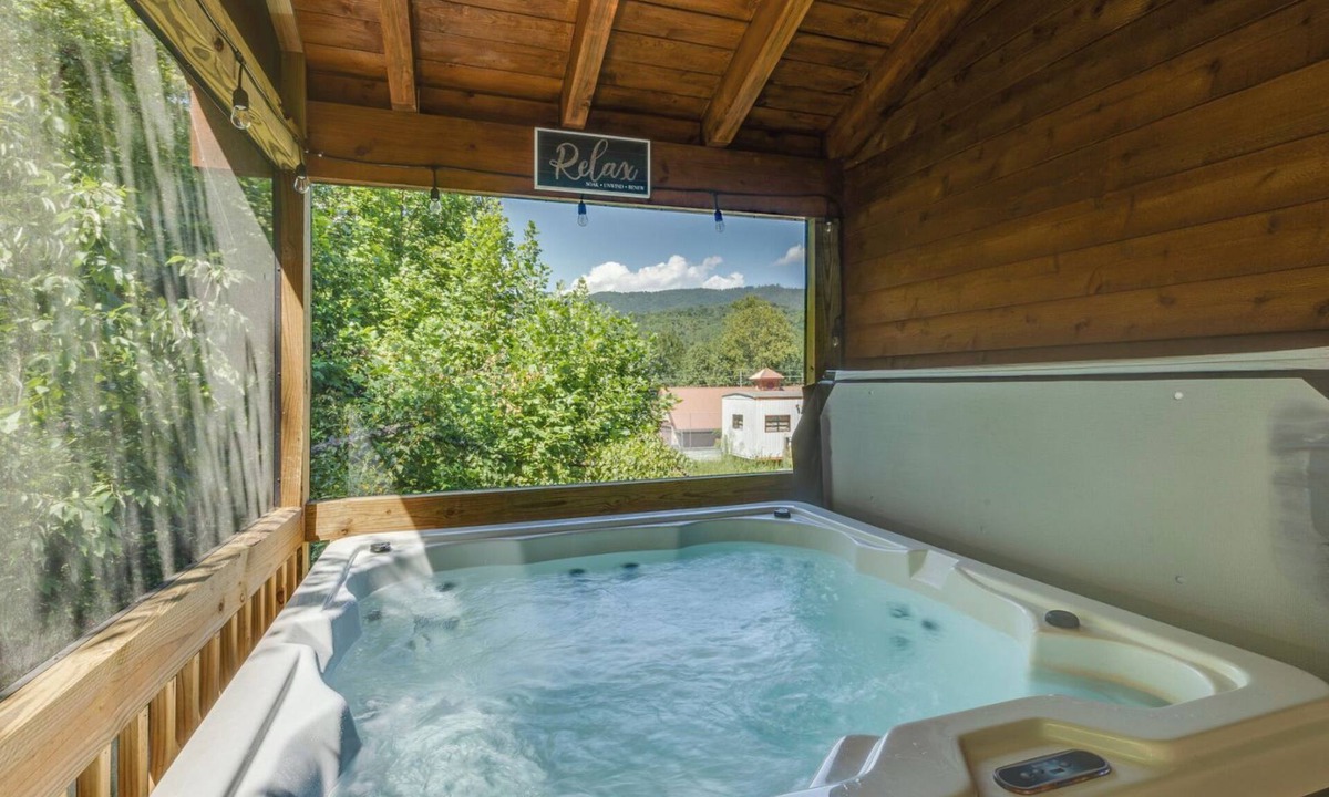 White Oak Lodge Cabin | The Foxtail Lodge - Game Room, Hot Tub & Smoky Mountain Resort Pool