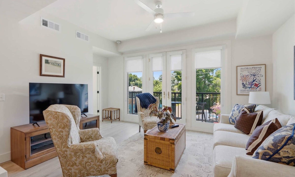 Metropolitan Apartment | The Jardin Wisteria Suite | Near Downtown