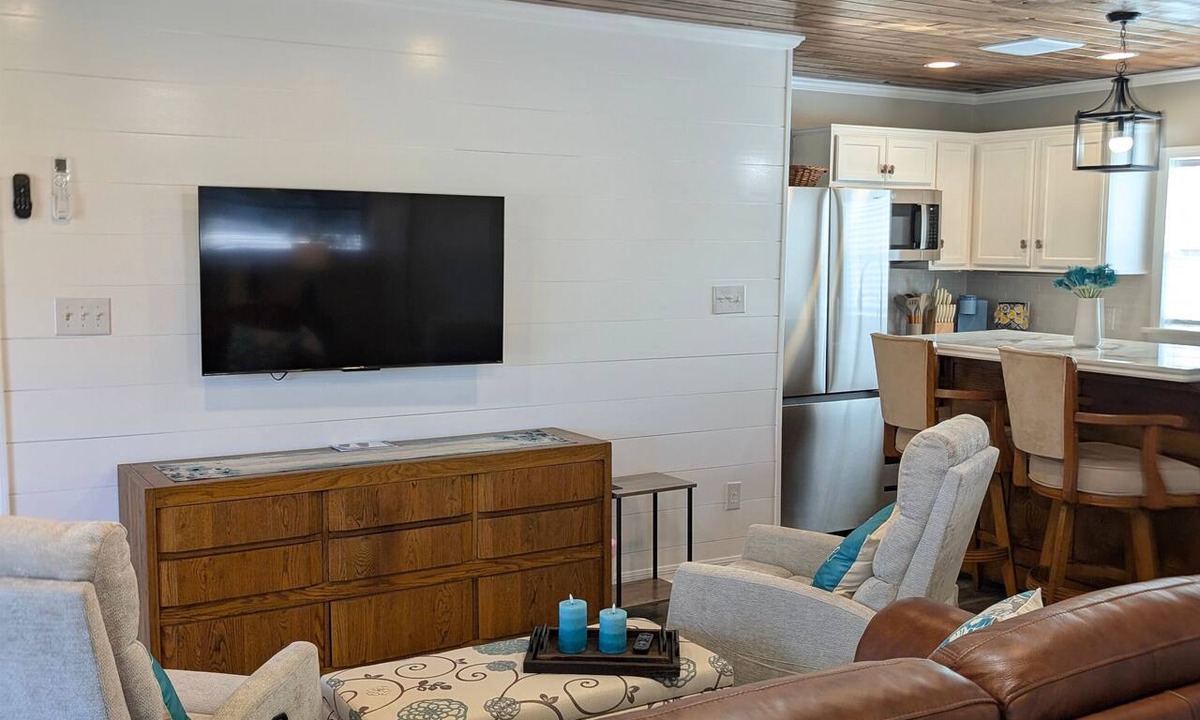 Paradise Lakes Apartment | The Loft at Paradise - Studio with Full Kitchen & King Bed