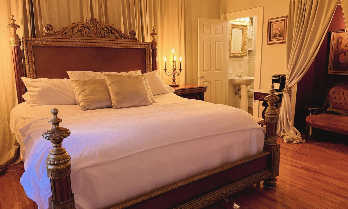 Abbeville Bed & Breakfast | The Majesty Room at The Deodara