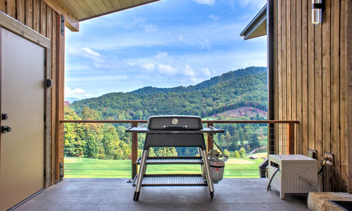 Sylva House | The Overlook at Balsam Mountain Preserve: Modern Mountain Home on Arnold Palmer Golf Course