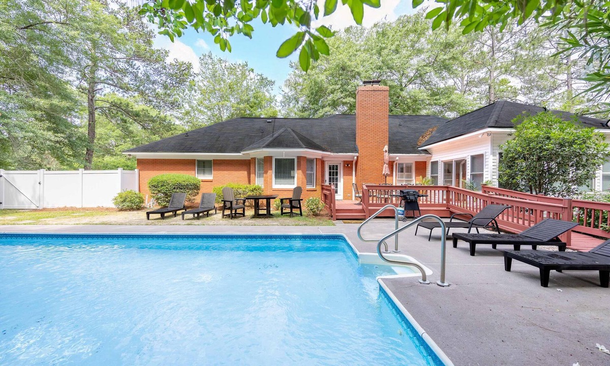 Statesboro House | The Pool House - Close to Georgia Southern!