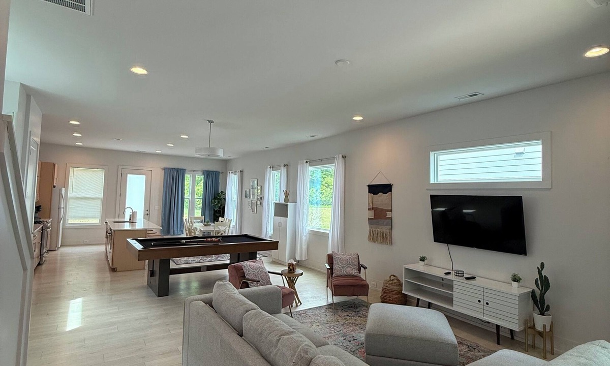 Sugar Creek House | The Quiet Haven - Pool Table + Backyard - 7 Min to Uptown