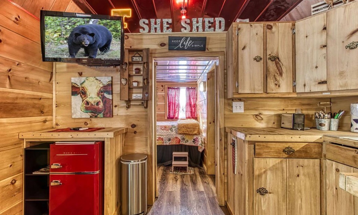 Sevierville House | The Tiny Barn, $560 FREE tickets each paid day