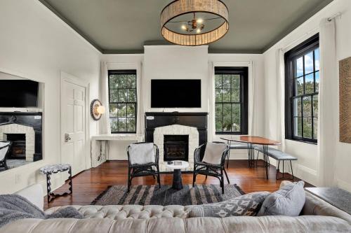 Savannah Victorian District Apartment | The Treehouse Walk to Forsyth Balcony